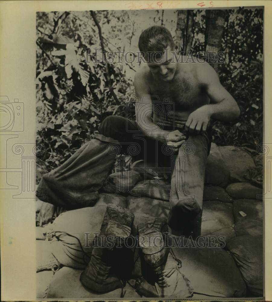 1967 Press Photo Spec. 4 Larry Haley makes sandbag "shoes" Vietnam's War Zone C