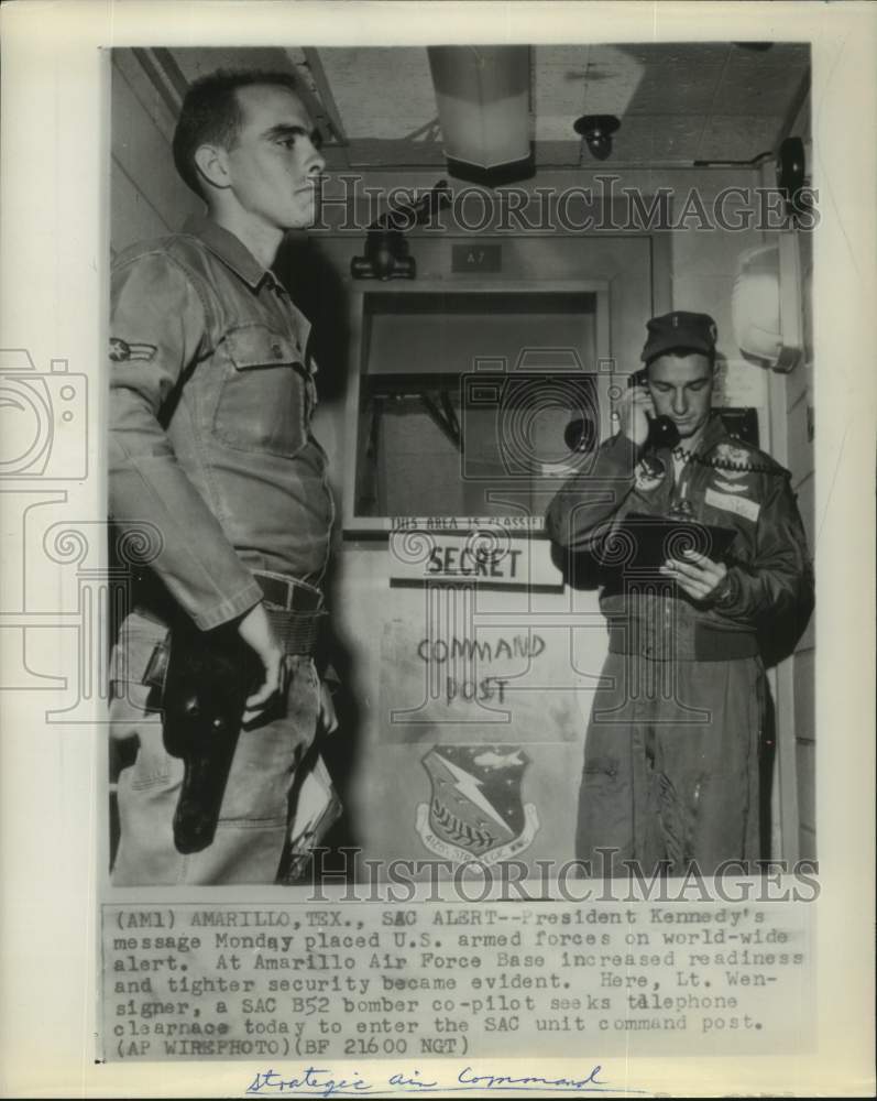 1962 Press Photo Amarillo AFB SAC command post - Lt. Wensigner seeks clearance