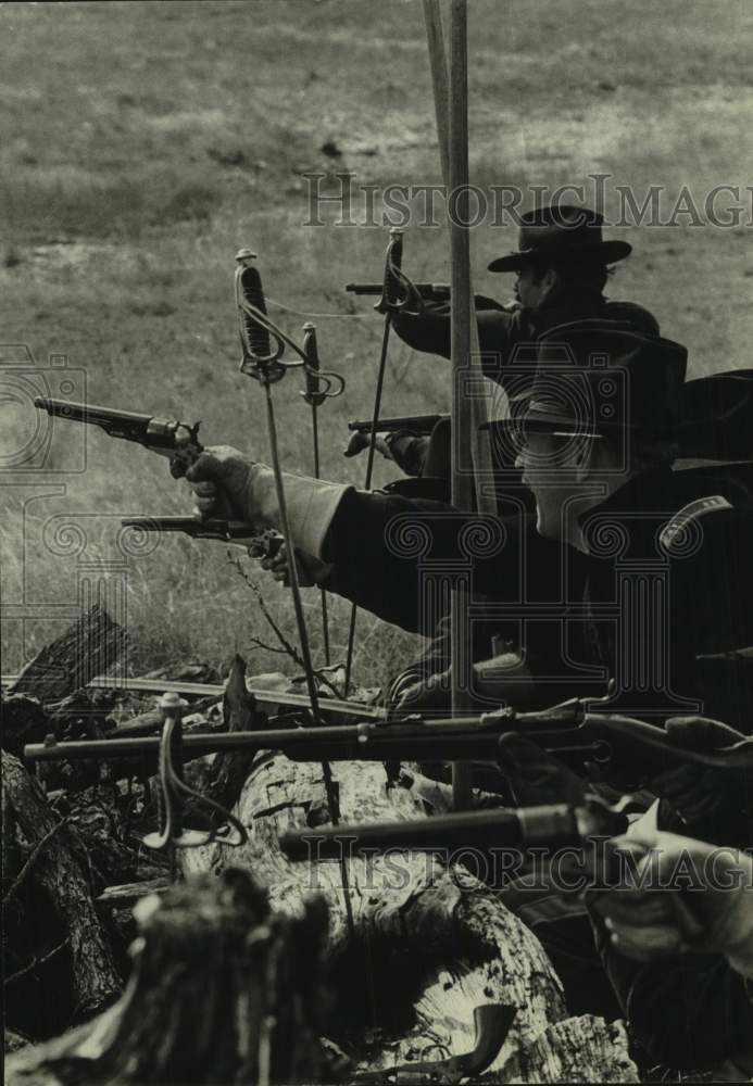 1973 Press Photo U.S. Army Cavalry reenactment - "make a stand" against attack