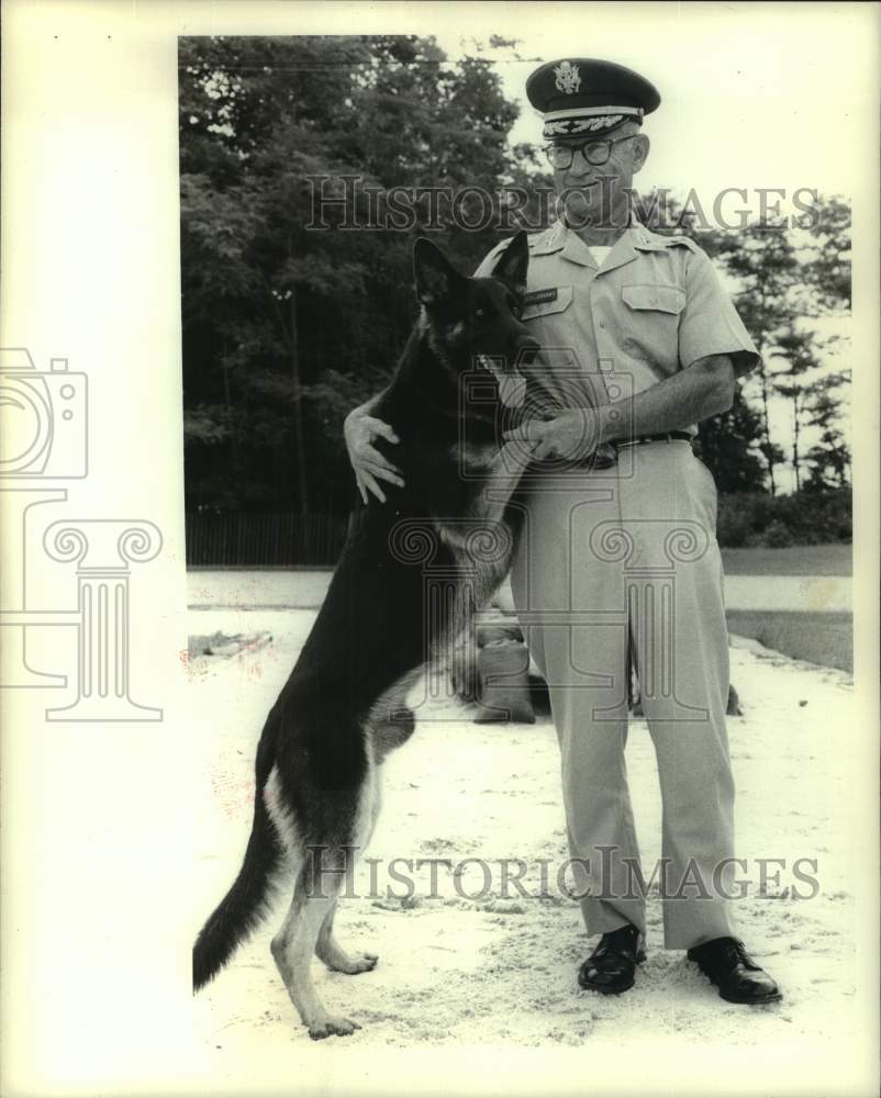 1971 Press Photo Col. M. W. Castleberry with "Neil," Army superdog sire