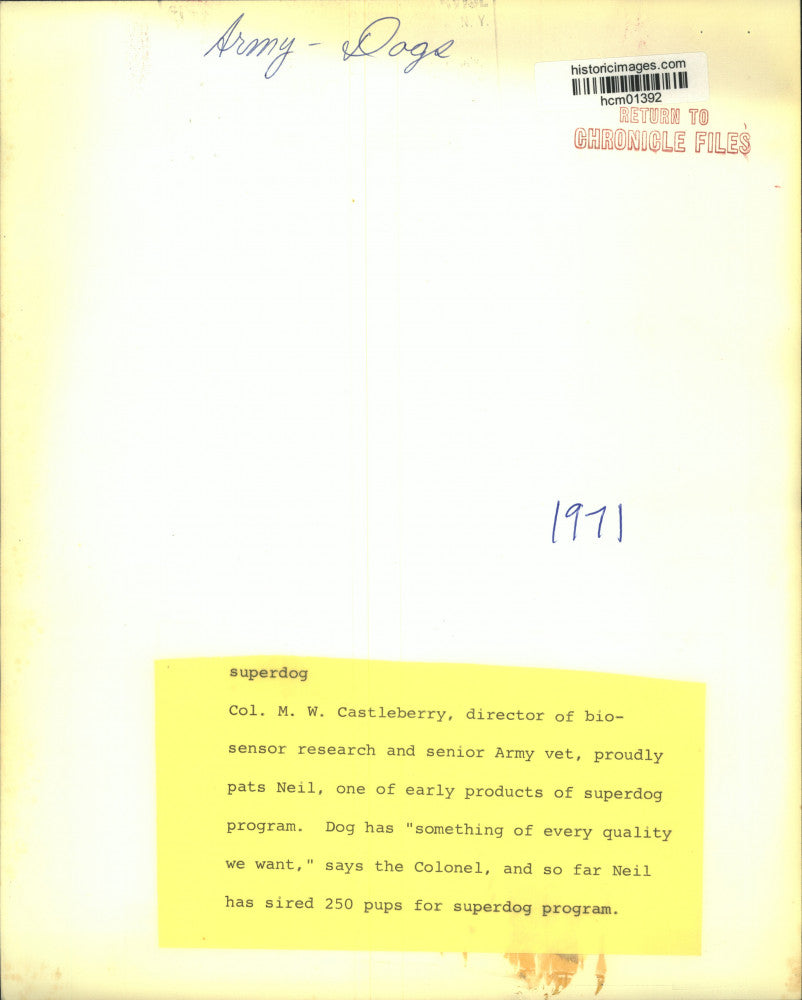 1971 Press Photo Col. M. W. Castleberry with "Neil," Army superdog sire