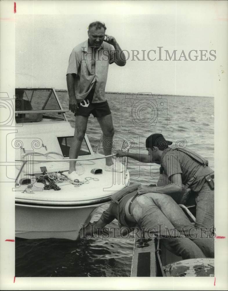 1976 Press Photo United States Coast Guard members check pleasure craft