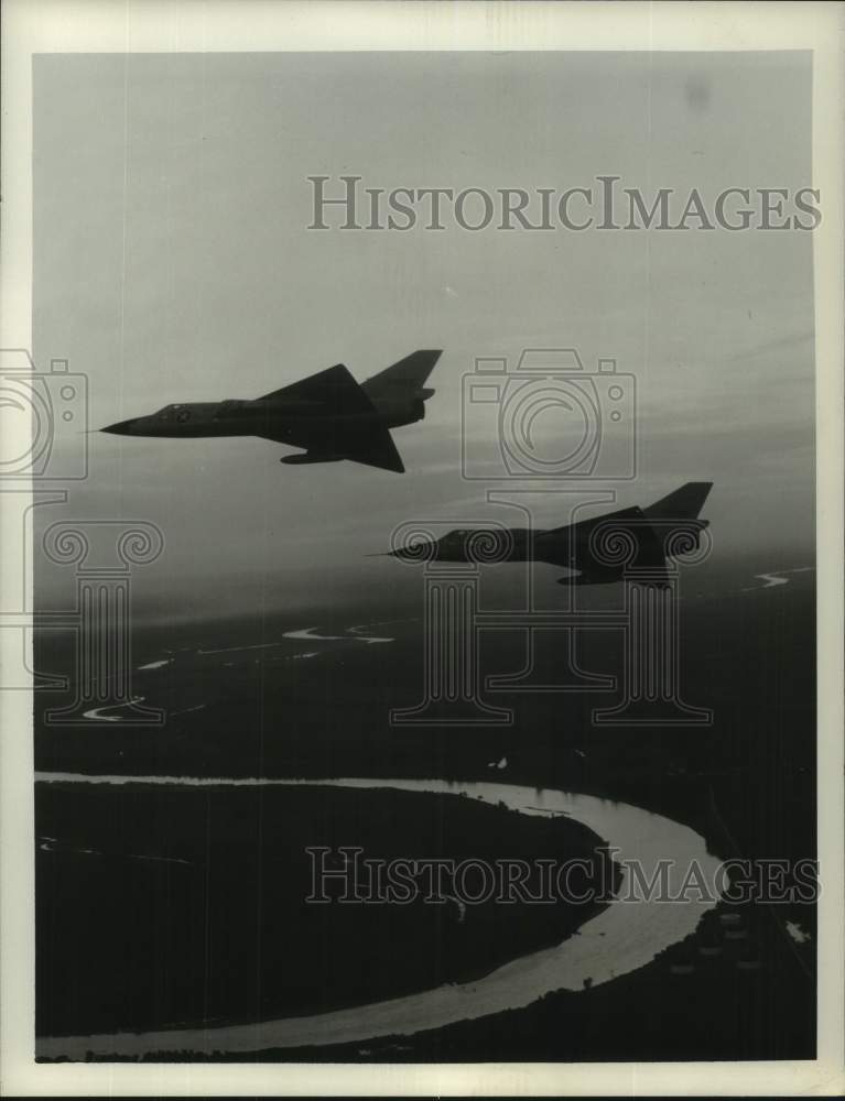1969 Press Photo USAF F-106 Delta Darts fly in formation over Missouri River