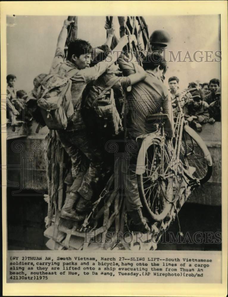 1975 Press Photo Thuan An, South Vietnamese soldiers being lifted onto ship