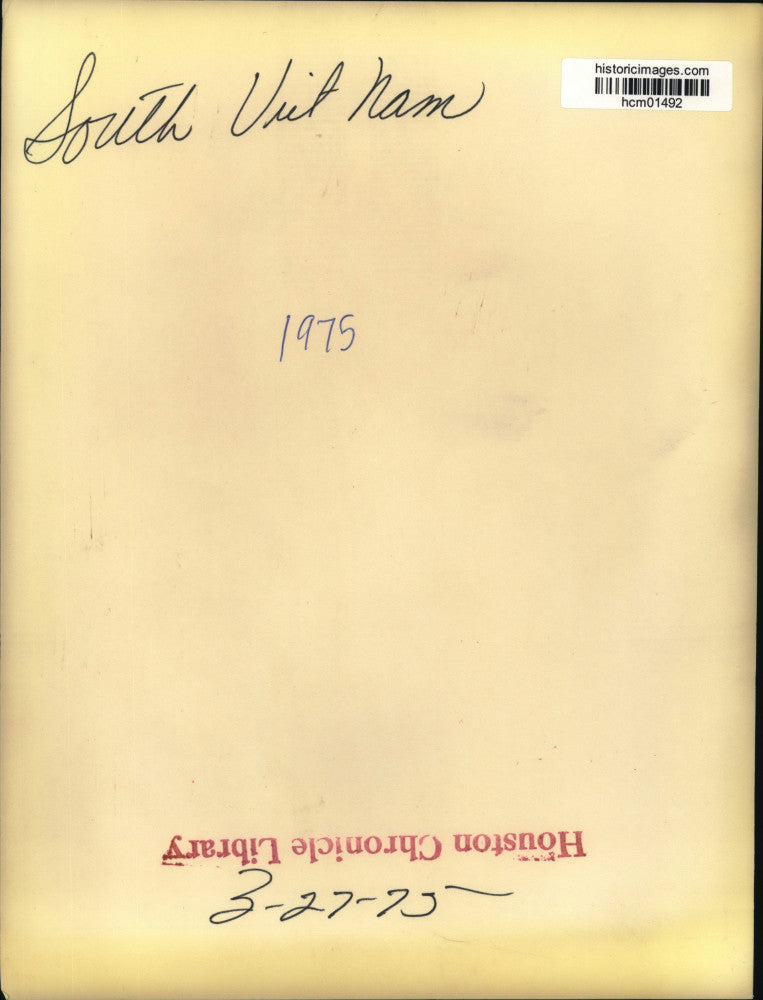 1975 Press Photo Thuan An, South Vietnamese soldiers being lifted onto ship