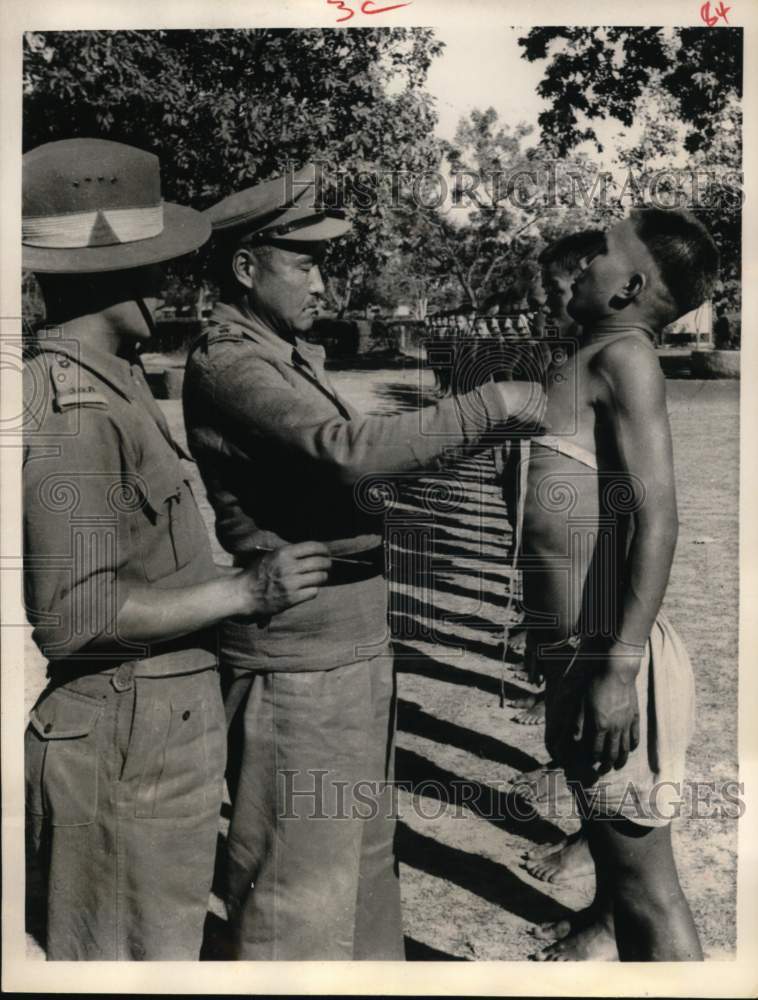 1965 Press Photo Nepalese officer measures a young Gurkha recruit - hcm01672