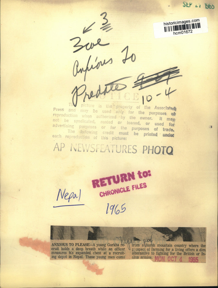 1965 Press Photo Nepalese officer measures a young Gurkha recruit - hcm01672