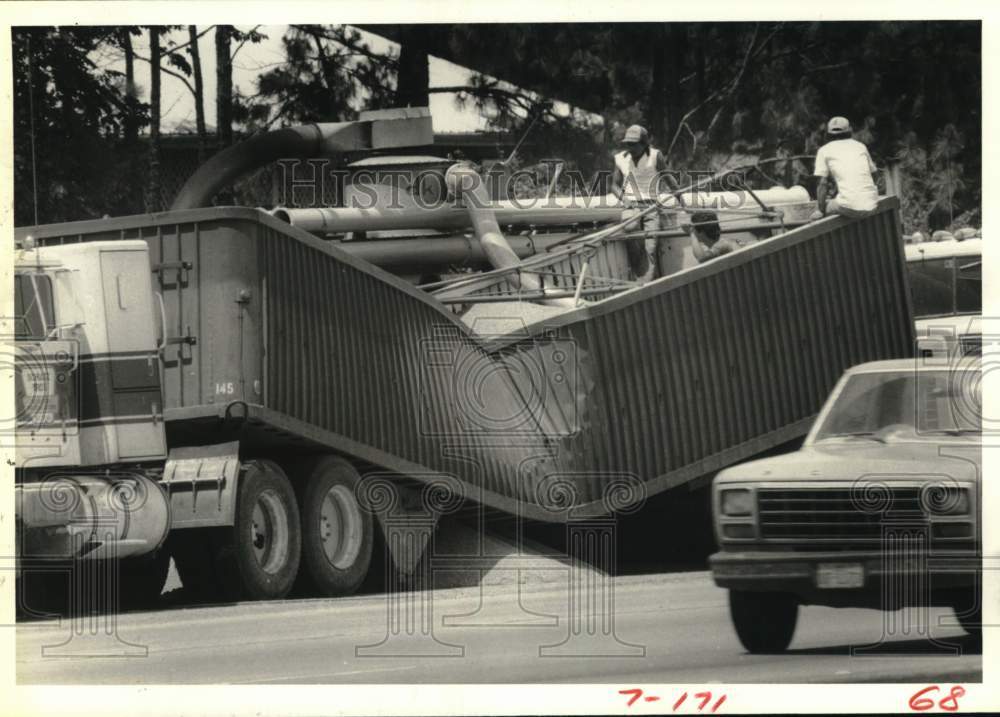 1985 Press Photo Workers transfer wheat from broken trailer in Houston