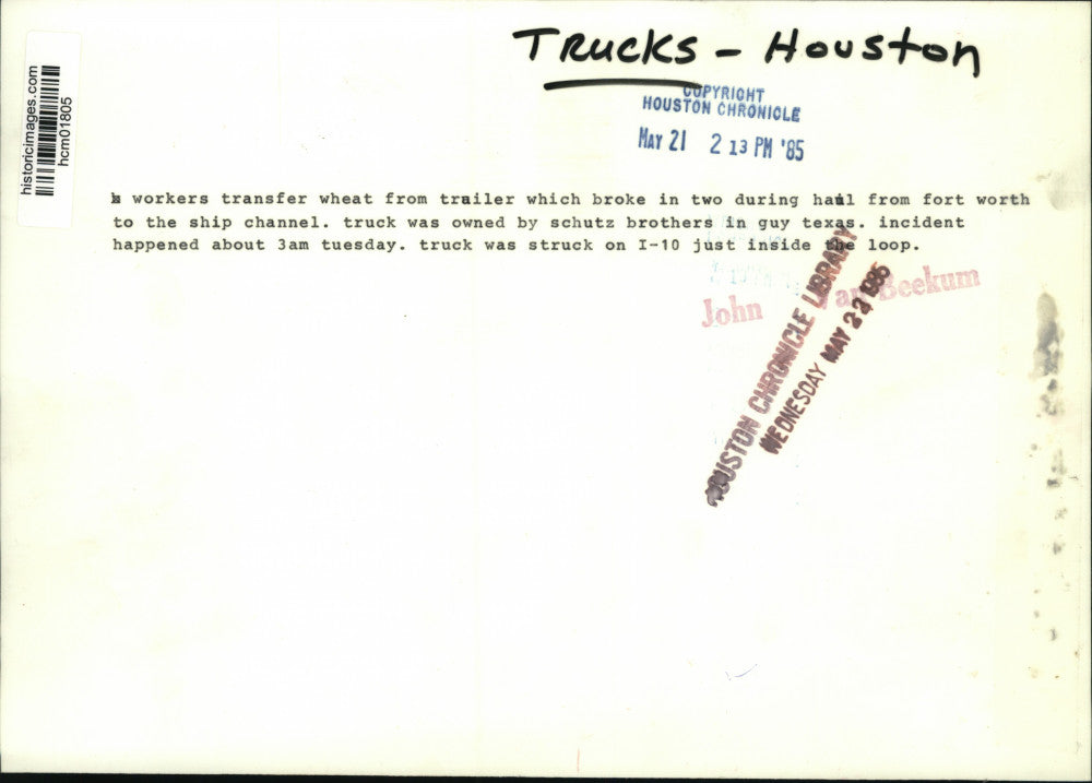 1985 Press Photo Workers transfer wheat from broken trailer in Houston