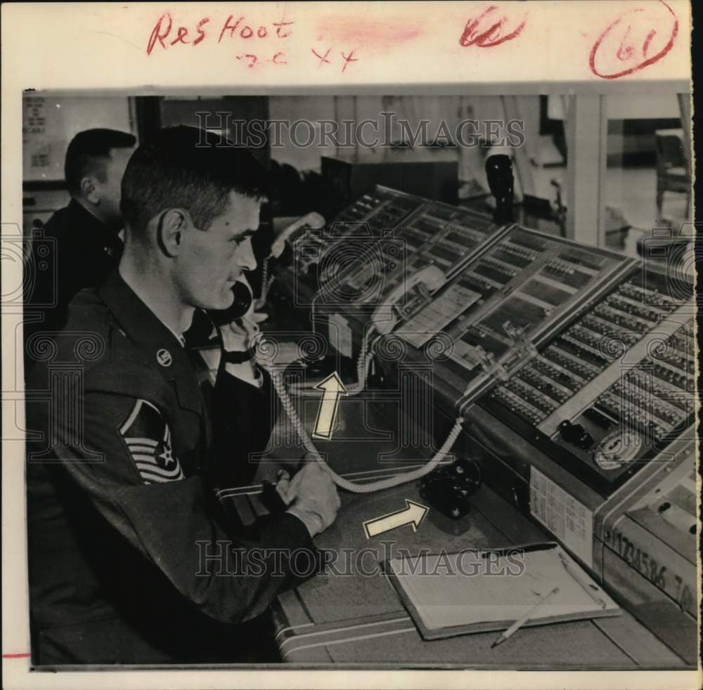 1962 Press Photo Sgt. C.B. Bruce at SAC command post duty control console.- Historic Images