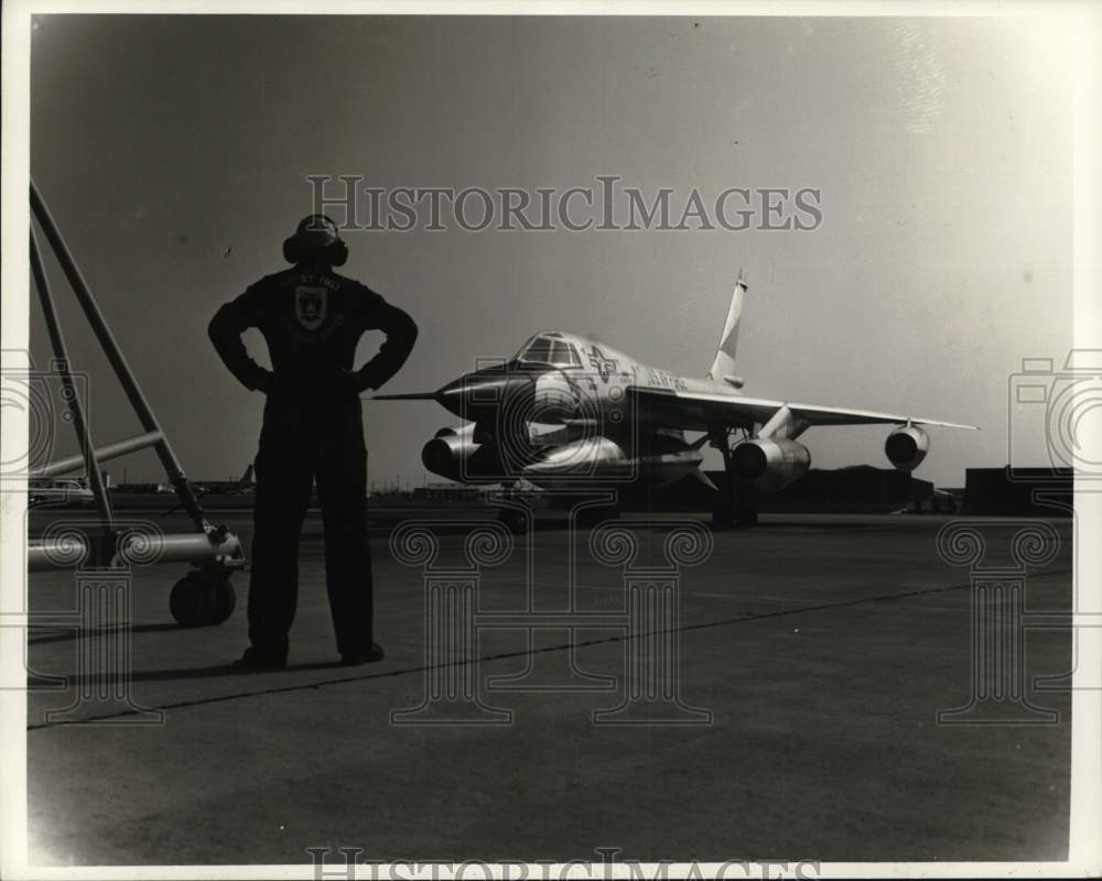 1971 Press Photo United States Air Force SAC plane sits on runway. - hcm01974