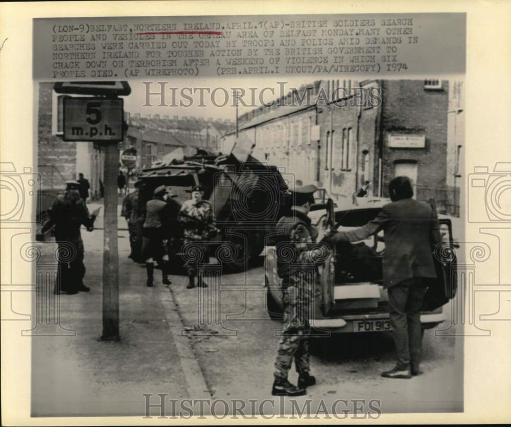 1974 Press Photo British soldiers search people and vehicles in Belfast, Ireland- Historic Images