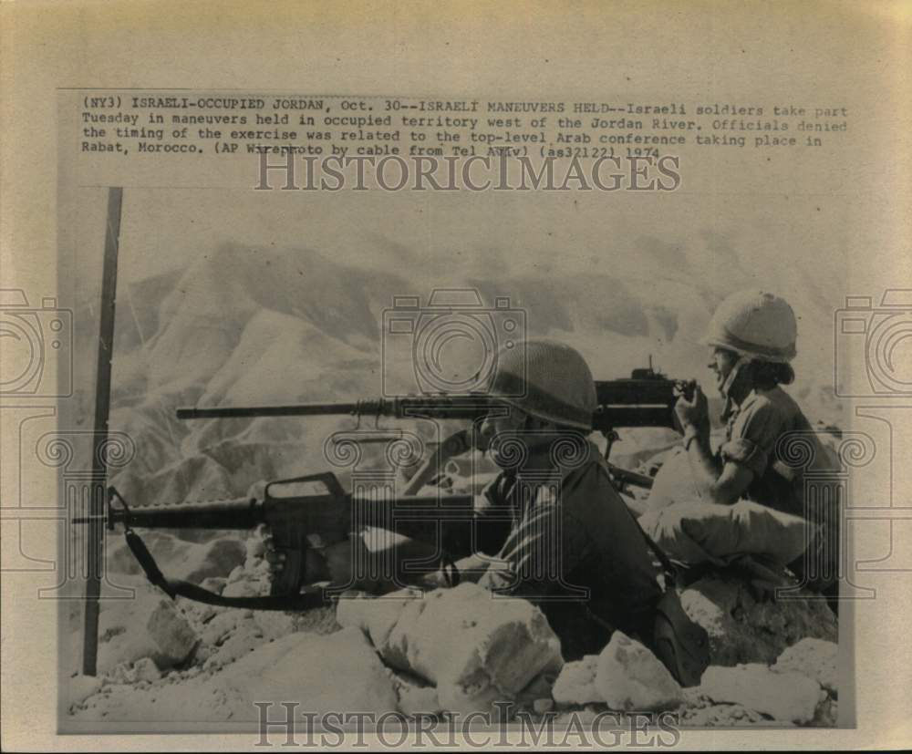 1974 Press Photo Israeli soldiers take part in maneuvers west of Jordan River- Historic Images