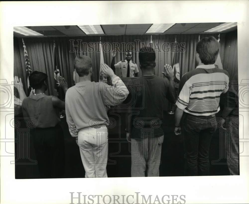 1991 Press Photo New U.S. Military recruits sworn-in at San Jacinto, Post Office- Historic Images