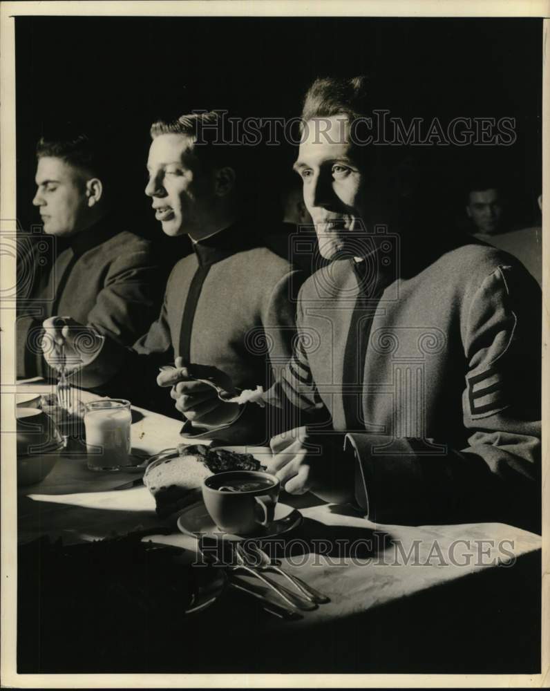 1951 Press Photo United States Military Academy cadets eat in mess hall.