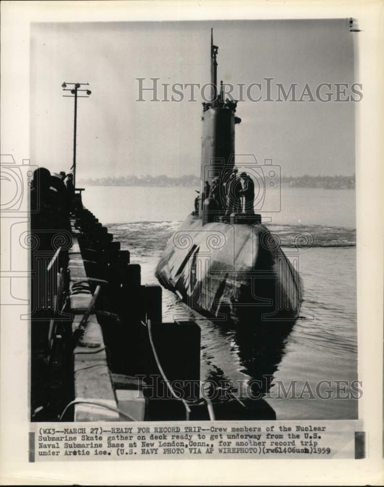 1959 Press Photo Crew members of the Nuclear Submarine Skate leaving New London- Historic Images