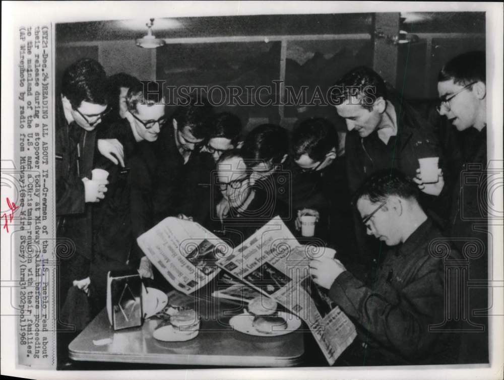 1968 Press Photo U.S.S. Pueblo Crewmen Reading Newspapers Near Midway Island- Historic Images