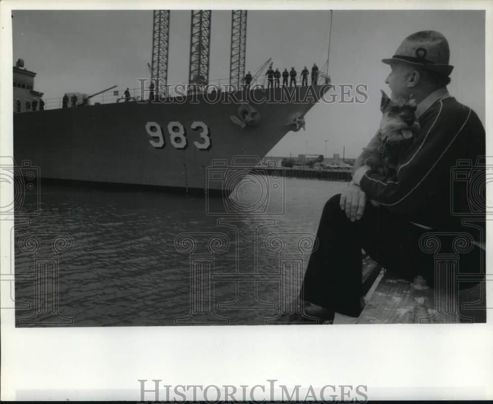 1986 Press Photo Air Force Lieutenant Colonel Dick Schiebel Watching USS Rodgers- Historic Images