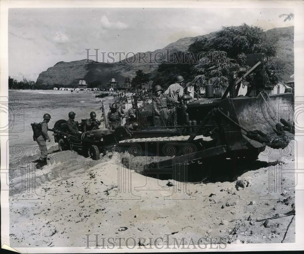 1949 Press Photo Army Troops Pull Jeep onto Beach with Bulldozer at Exercise
