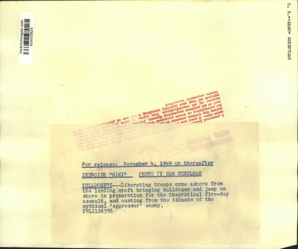 1949 Press Photo Army Troops Pull Jeep onto Beach with Bulldozer at Exercise