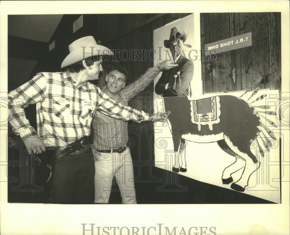 1980 Press Photo Jess Fields and Bob Easley play &quot;Dallas&quot; game - hcp00247- Historic Images