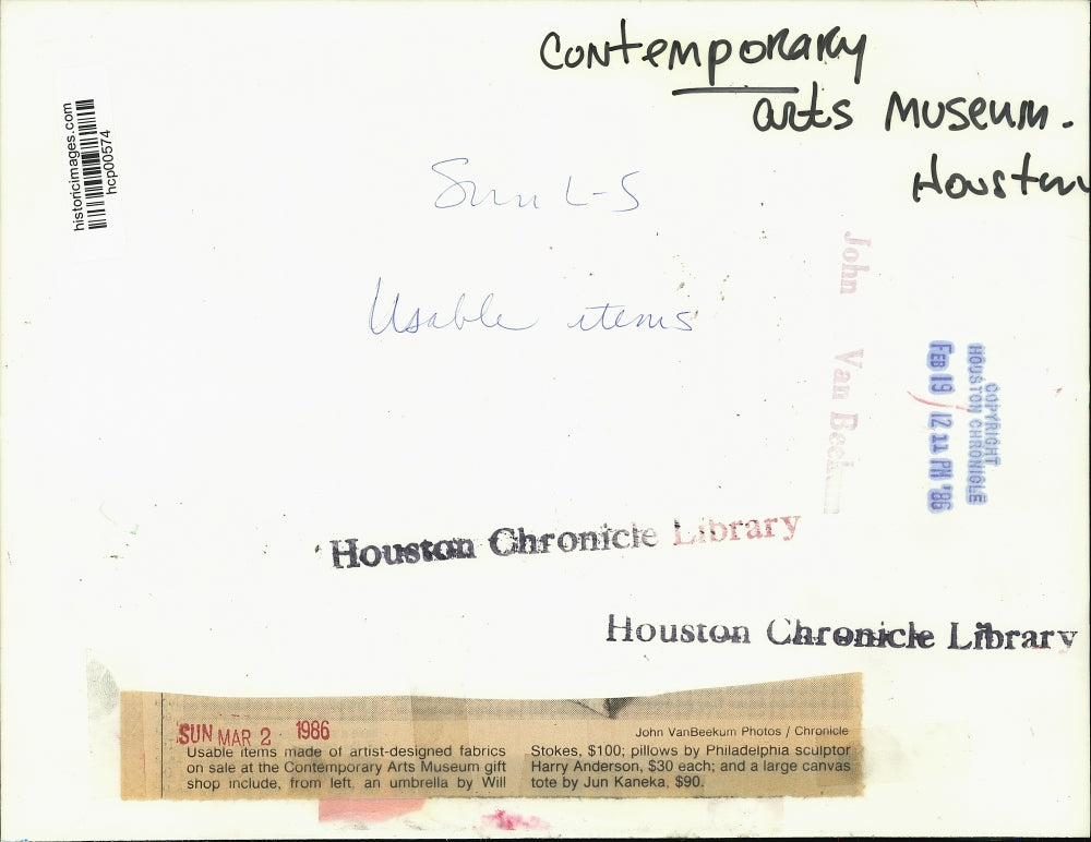 1986 Press Photo Artist designed fabrics on umbrella, bag, and pillow at museum