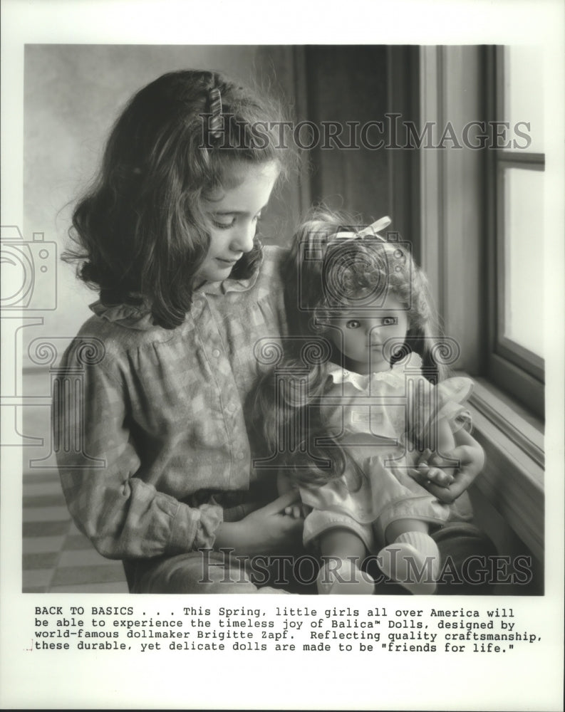 1989 Press Photo Young girl holding a &quot;Balica&quot; doll by dollmaker Brigitte Zapf.- Historic Images