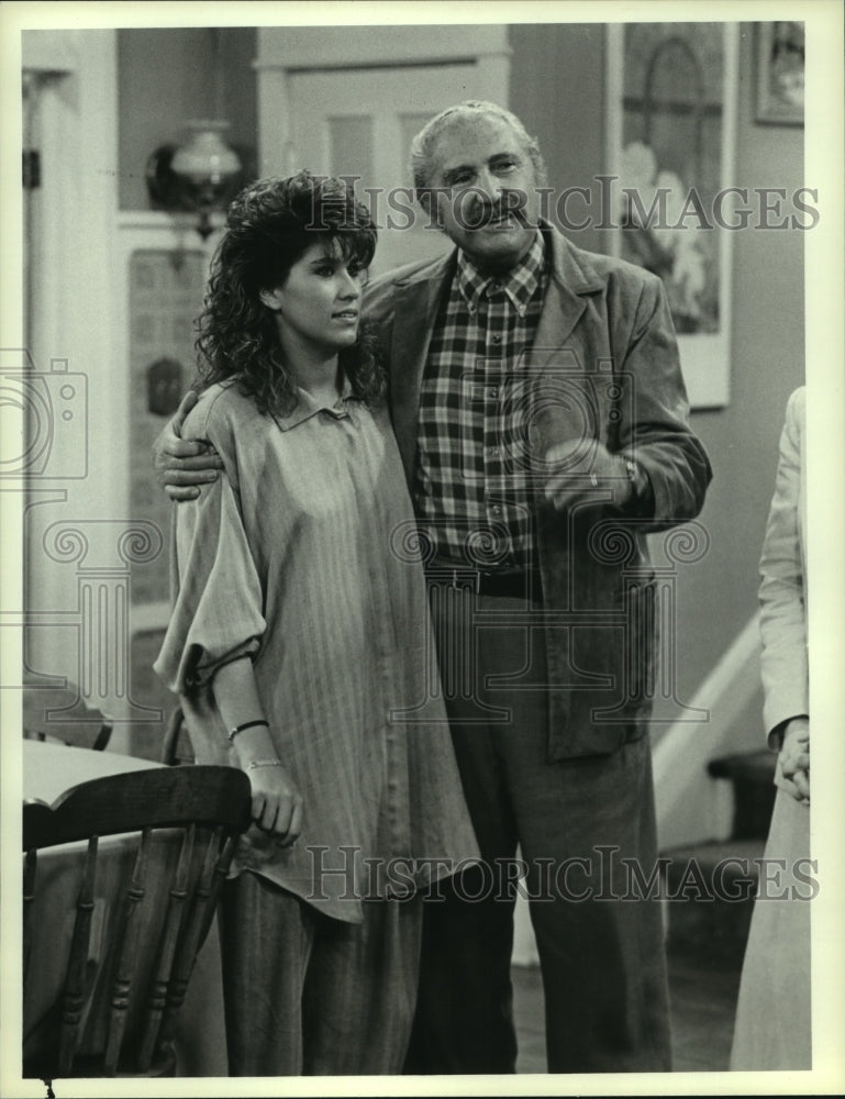 1987 Press Photo Sheldon Leonard and Nancy McKeon act in "The Facts of Life"