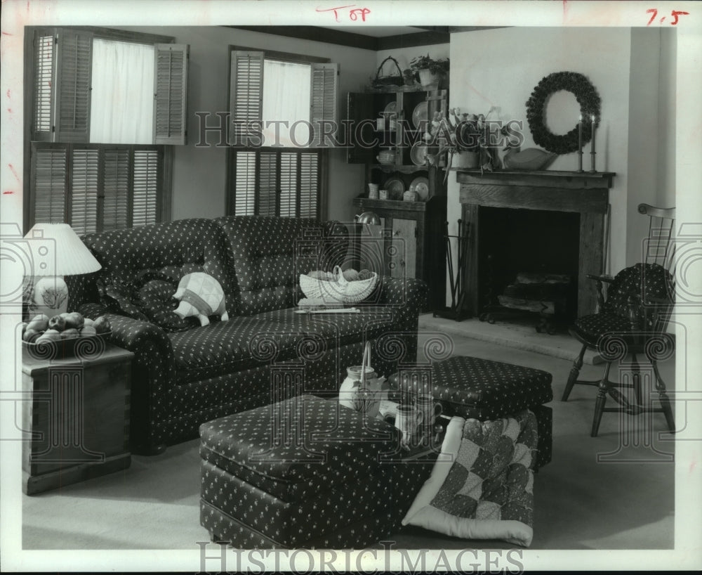 1981 Press Photo Country floral fabric on Stratford&#39;s sofa-sleeper &amp; ottoman.- Historic Images