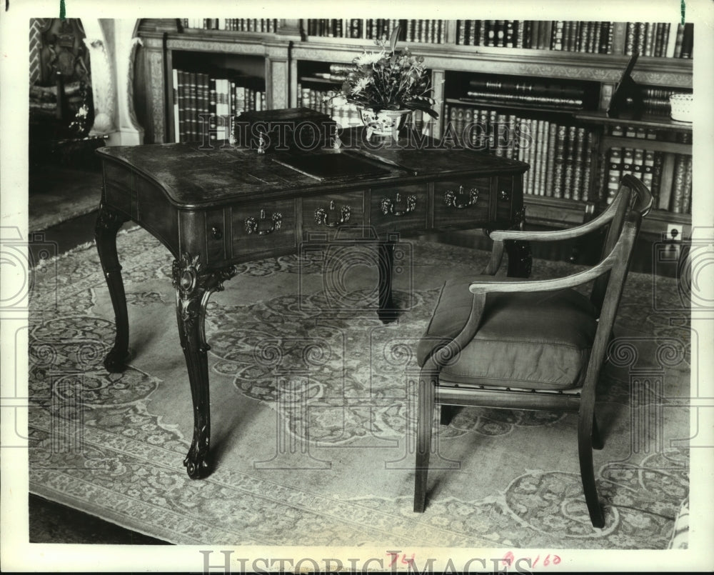 1986 Press Photo Mahogany Chippendale writing desk in George III style.- Historic Images