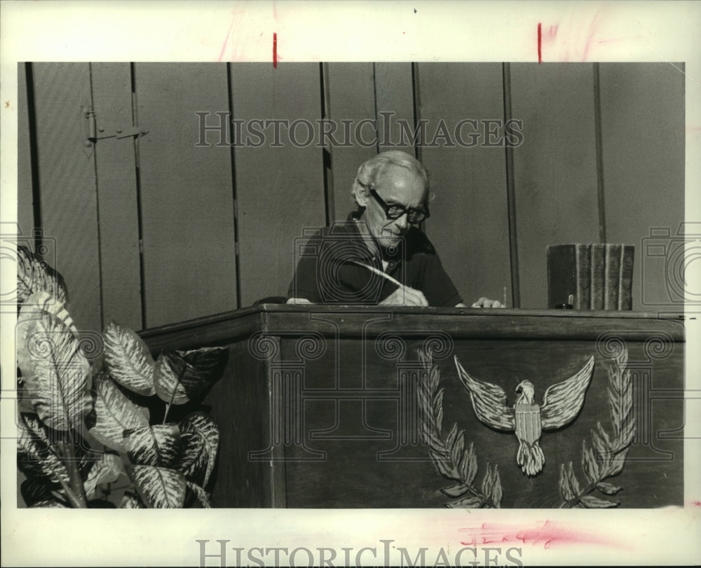 1986 Press Photo Author Ray Miller signing books in &quot;The Lone Star&quot; - hcp03158- Historic Images