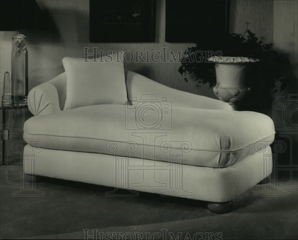 1987 Press Photo Bernhardt art deco-inspired chaise with curved back.- Historic Images