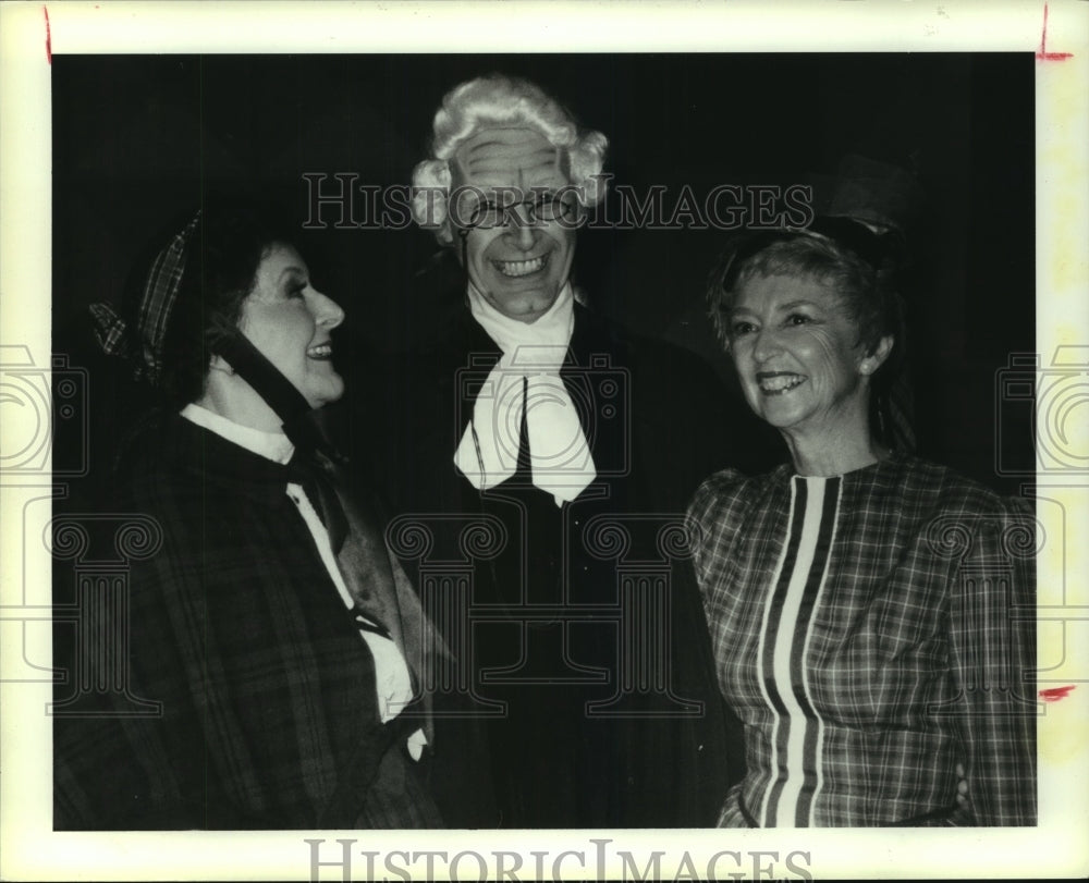 1988 Press Photo Alistair Donkin with Mary Metz and Jacqueline Brodeur, Texas.- Historic Images