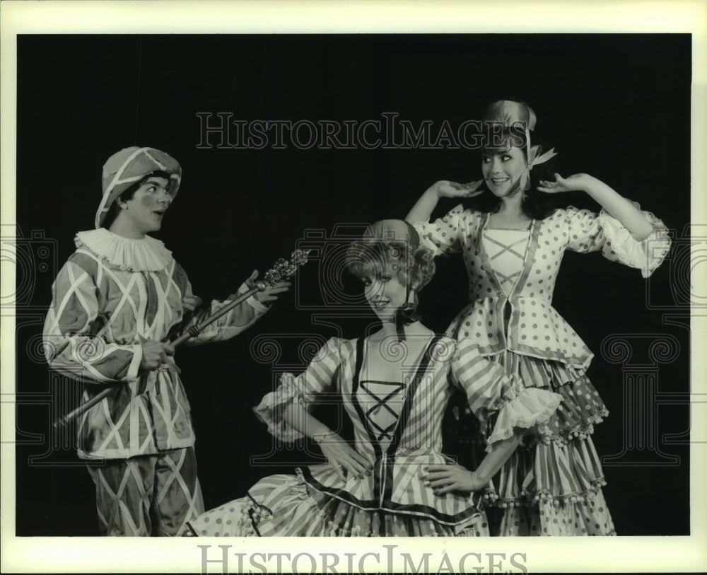 1986 Press Photo "The Emperor's New Clothes" at Children's Theatre Festival.- Historic Images