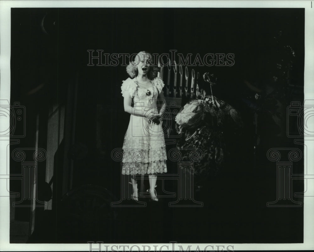 1983 Press Photo Erie Mills in &quot;Candide&quot; at HGO/Pace Theatrical Group.- Historic Images