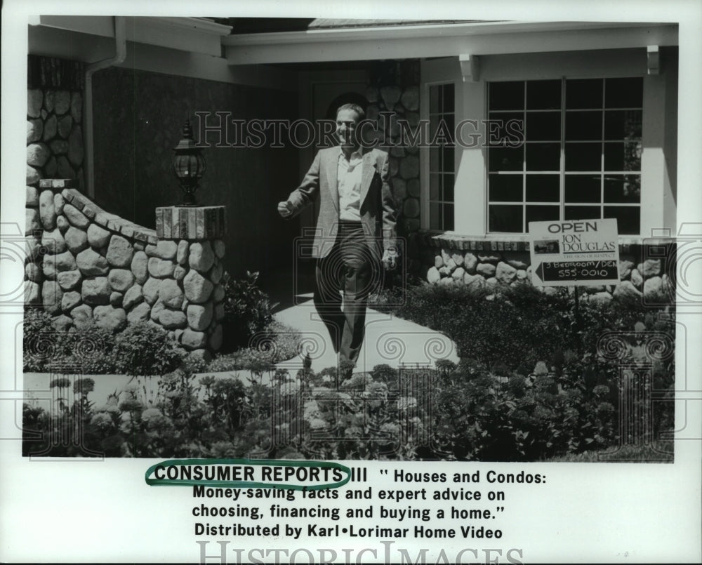 1986 Press Photo Gentleman walking in front of home for sale in magazine.- Historic Images