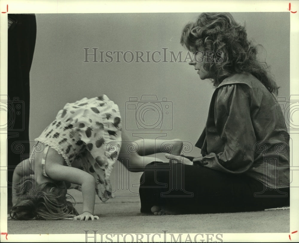 1985 Press Photo Brianna Kelley &amp; mother Elizabeth Williams at Comedy Workshop.- Historic Images