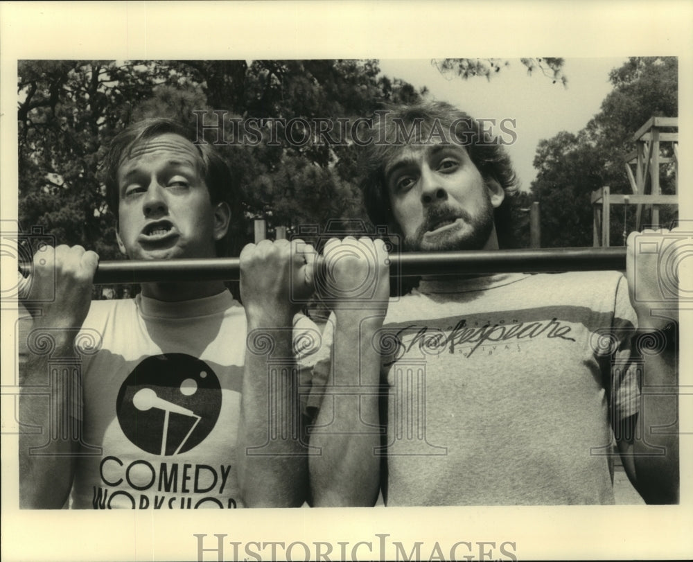 1986 Press Photo Actors from Comedy Workshop lifting bar bell, Houston.- Historic Images