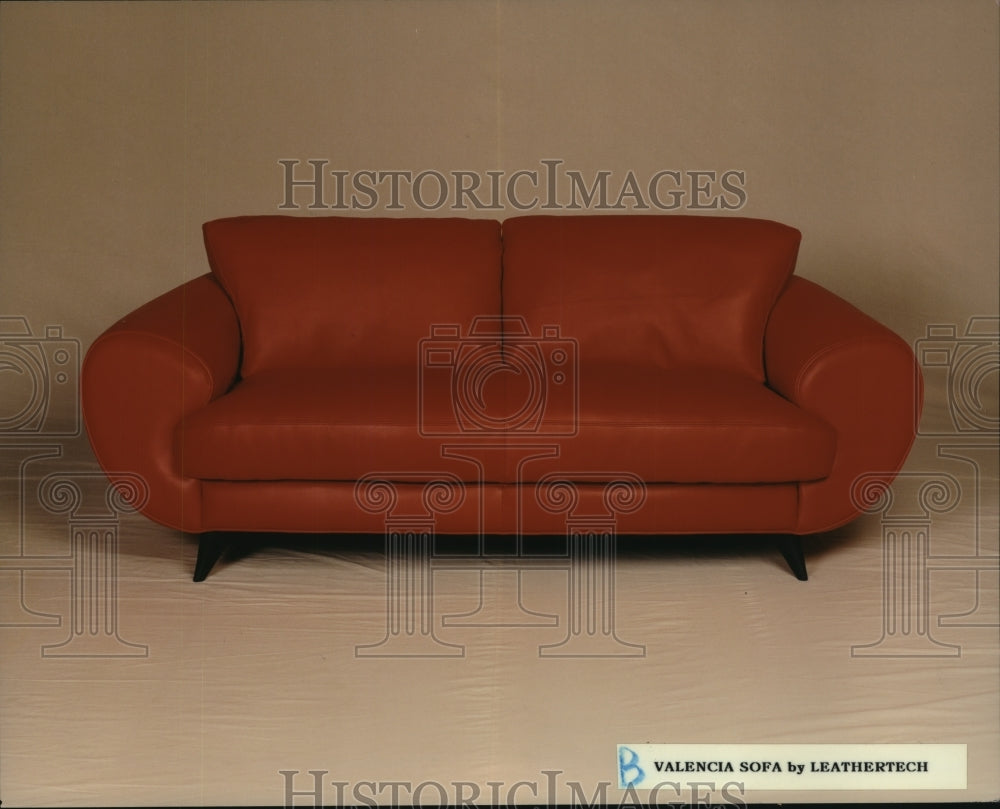 1996 Press Photo The curvy Valencia sofa by Leather Tech. - hcp03357- Historic Images