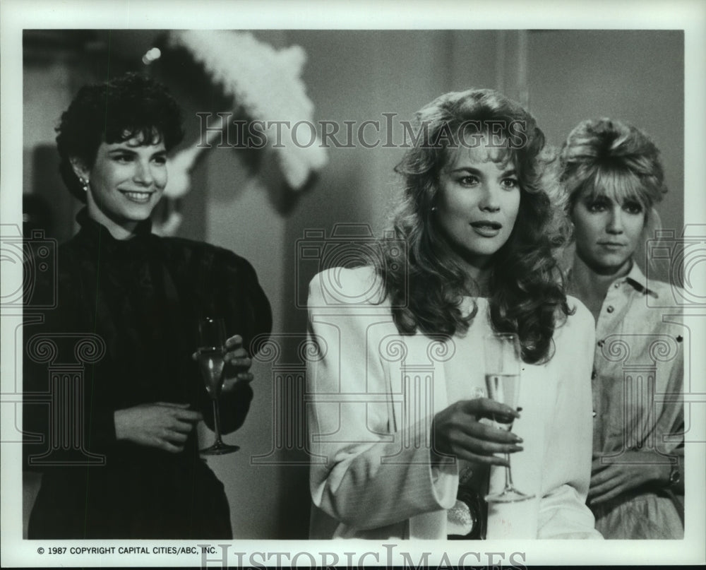 1987 Press Photo Scene from &quot;Dynasty&quot; - &quot;The Shower&quot; airing on ABC. - hcp03410- Historic Images