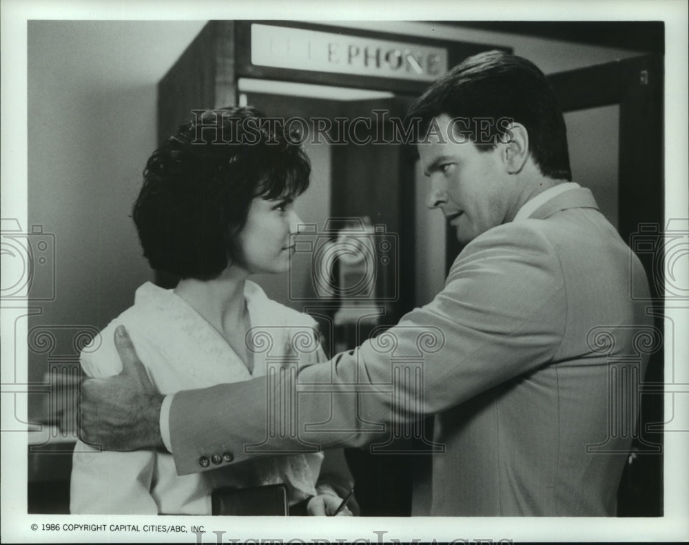 1986 Press Photo Scene from &quot;Dynasty&quot; &quot;The Rig&quot; airing on ABC. - hcp03419- Historic Images