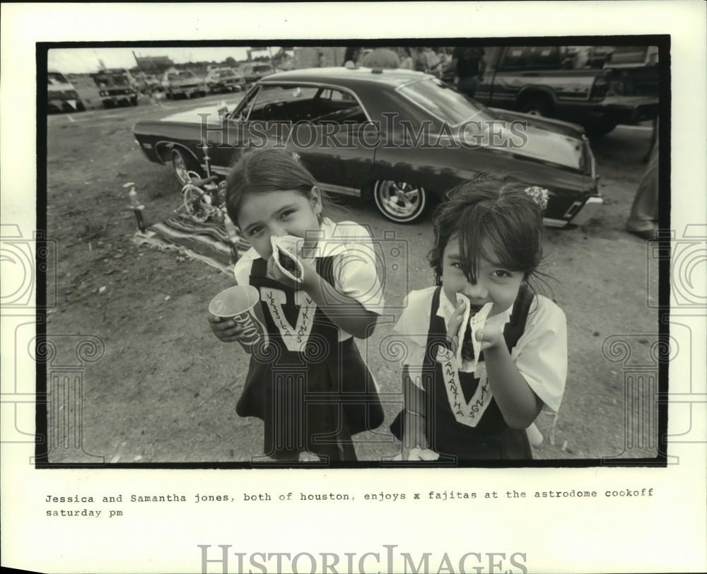 1985 Press Photo Young ladies at the Casa Ole/KKBQ 21/2 Ton Fajita Cook-off, TX.- Historic Images