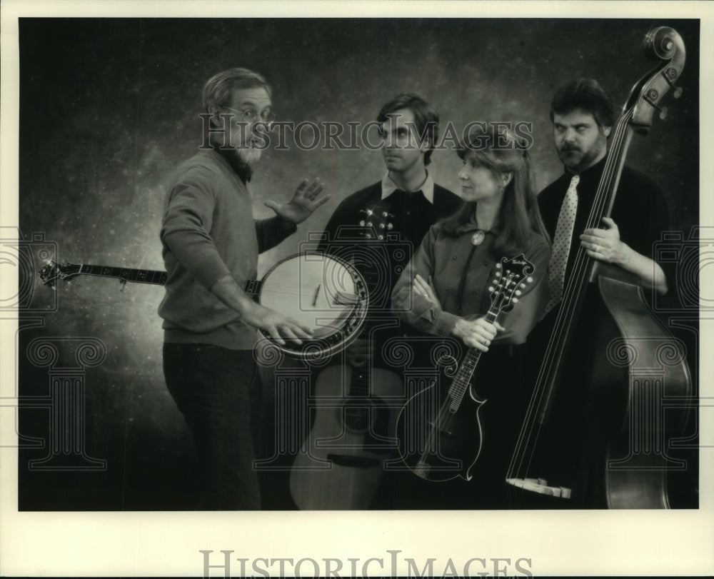 1989 Press Photo Members of the music group Fat Chance with their instruments- Historic Images