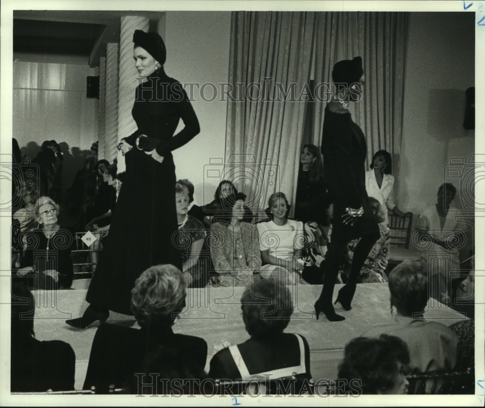 1988 Press Photo Audience Watching Tootsie&#39;s Donna Karan Fashion Show- Historic Images