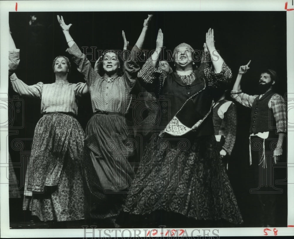 1989 Press Photo National Touring Company&#39;s &quot;Fiddler on the Roof&quot; Play Scene- Historic Images