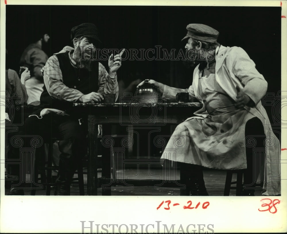 1984 Press Photo William Guthrie in TUTS &quot;Fiddler on the Roof&quot; Play Scene- Historic Images