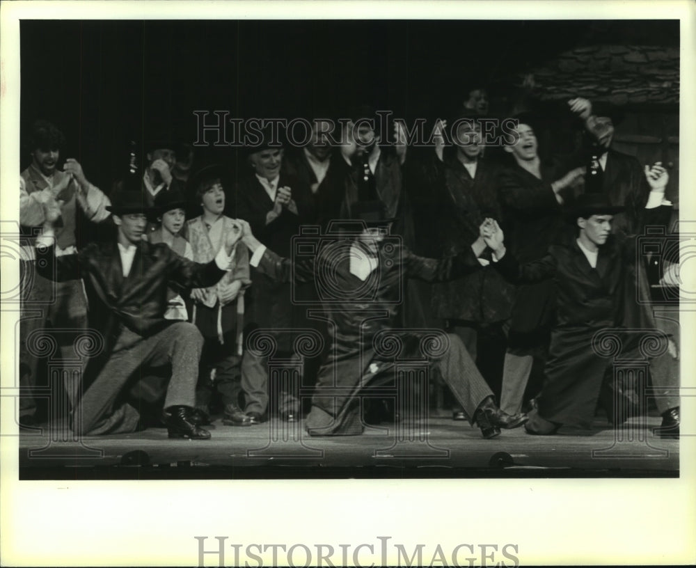 1984 Press Photo Members of the cast of musical play &quot;Fiddler on the Roof&quot;- Historic Images