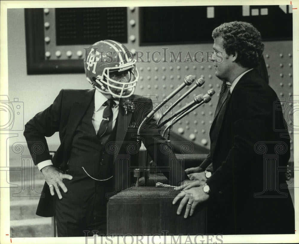 1983 Press Photo Richard Dawson and Ronny Peacock compete on Family Feud- Historic Images