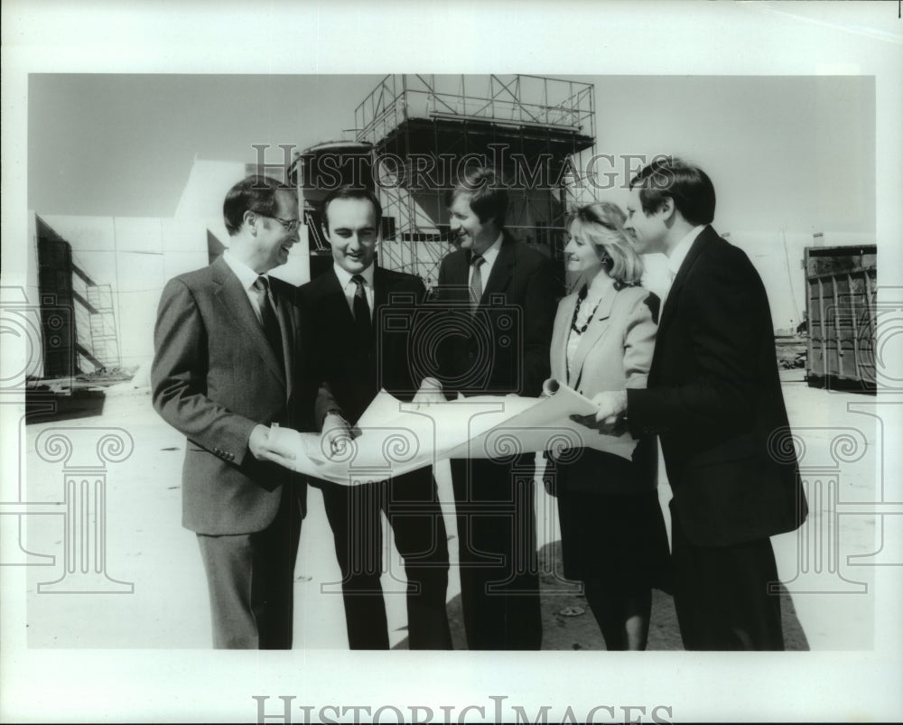 1986 Press Photo Staff of Fame City reviews blueprints for complex, Houston- Historic Images