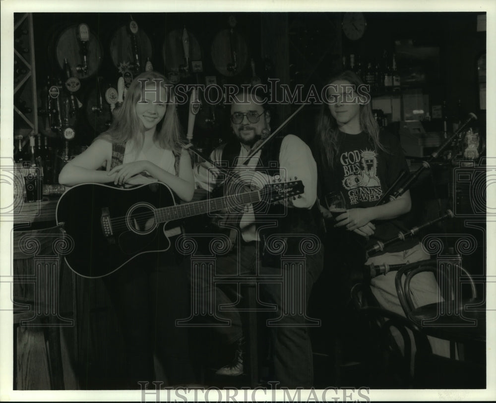 1996 Press Photo The Celtic band Clandestine poses with their instruments- Historic Images